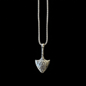 Terasest Kaelakee "Arrowhead Triquetra"