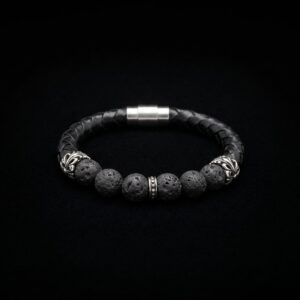 Mustast laavakivist helmestega meeste käevõru põimitud nahast ja hõbedase magnetlukuga mustal taustal