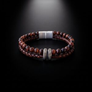 Punase tiigrisilmakivi ja pruuni nahaga meeste käevõru dramaatilise musta tausta ja ülavalgustatusega